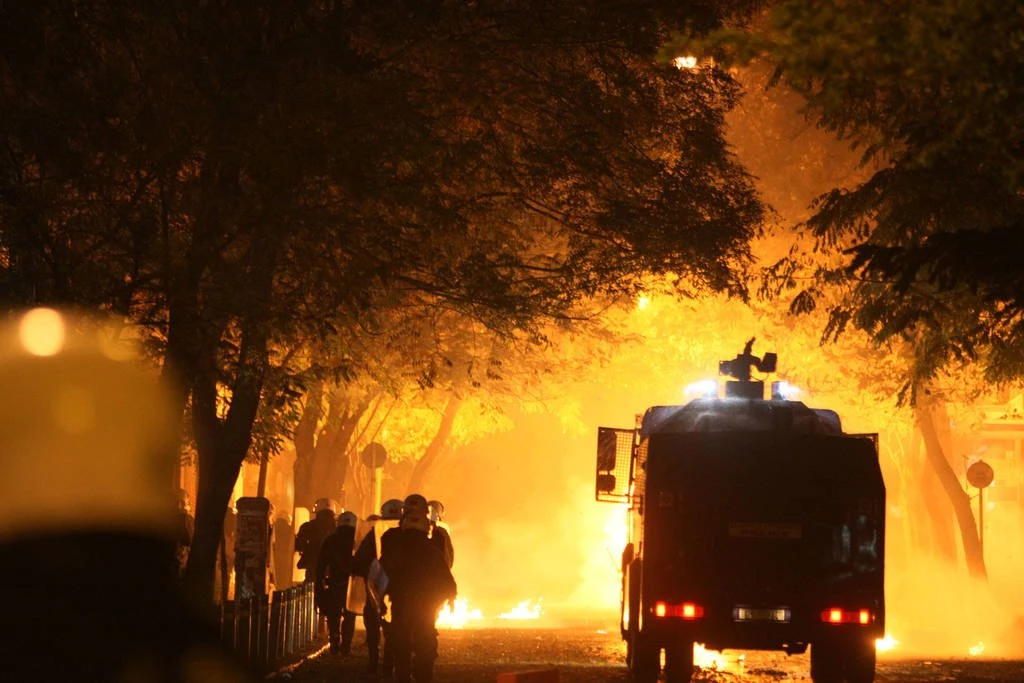 Η Αύρα της ΕΛ.ΑΣ. εν δράσει: Το όχημα της ΕΛ.ΑΣ. που τρέμουν οι κουκουλοφόροι (εικόνες, βίντεο)